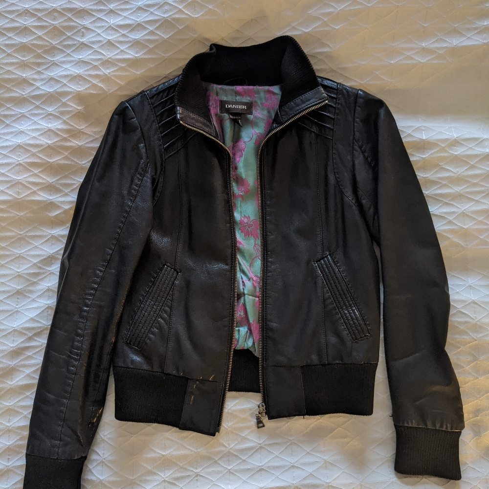 ⚫Danier black leather bomber jacket